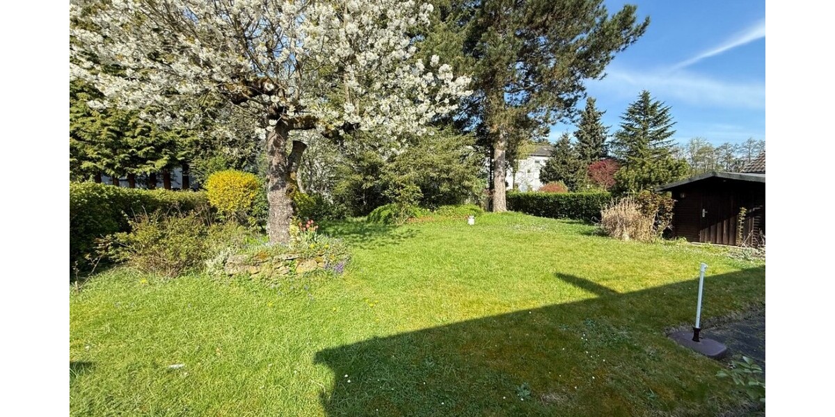 Schwalbach: Ruhig wohnen am Grüngürtel – Bungalow mit großem Garten und vielseitigem Raumangebot - Bungalow Schwalbach | Angebot:26534677
