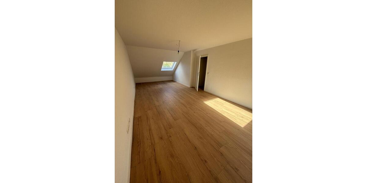 Dachgeschoßwohnung Wiesbaden Biebrich - 3 Zimmer, 90 m&sup2;, 1.400&euro; | Angebot:26286560