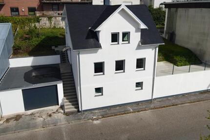 Saniertes energieeffizientes Einfamilienhaus Solar Wärmepumpe