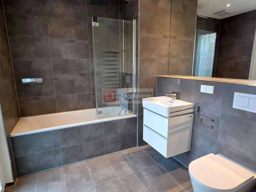 Top!! 3-Zimmer-Wohnung mit zwei Balkonen, Einbauküche und Tiefgaragenstellplatz im 