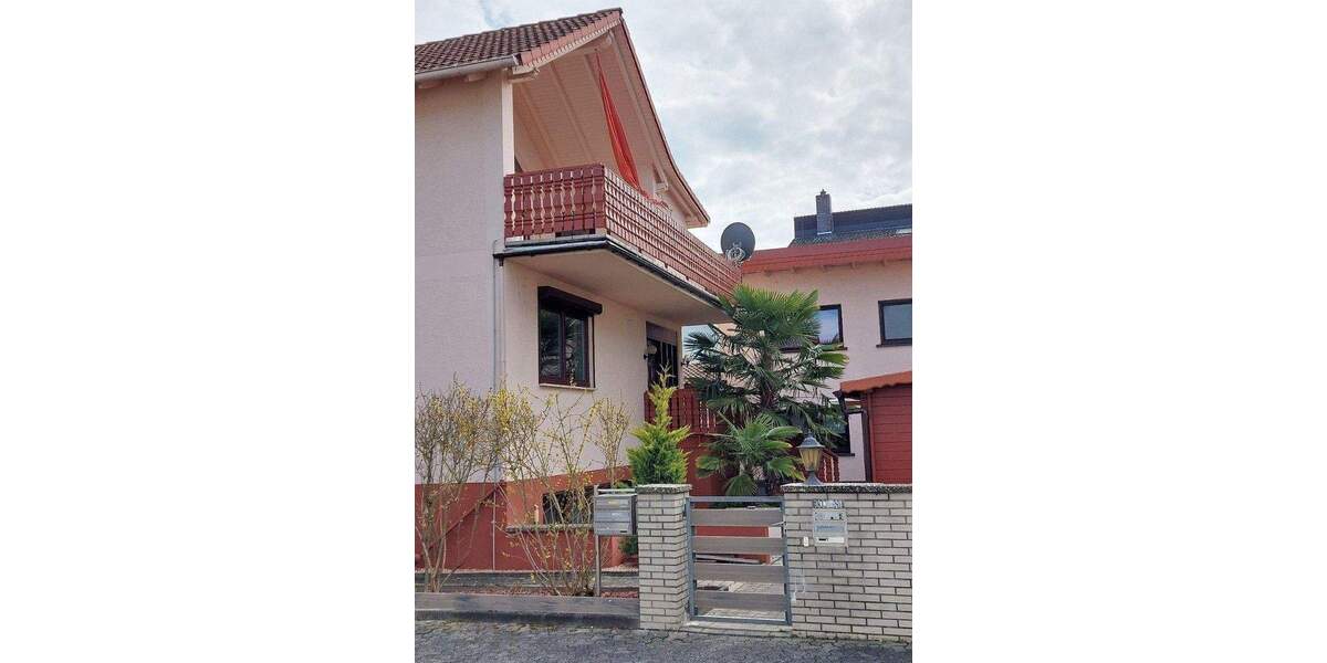 DHH auf 2 Etagen mit Vorgarten und Keller. 4 zimmer