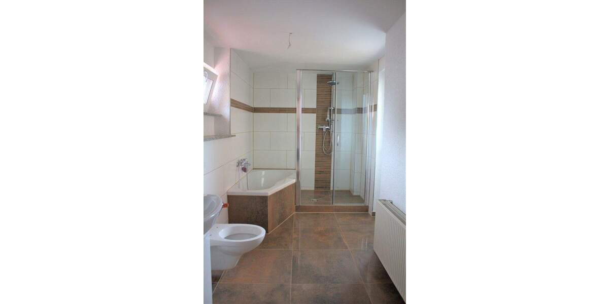 DHH auf 2 Etagen mit Vorgarten und Keller. 4 zimmer