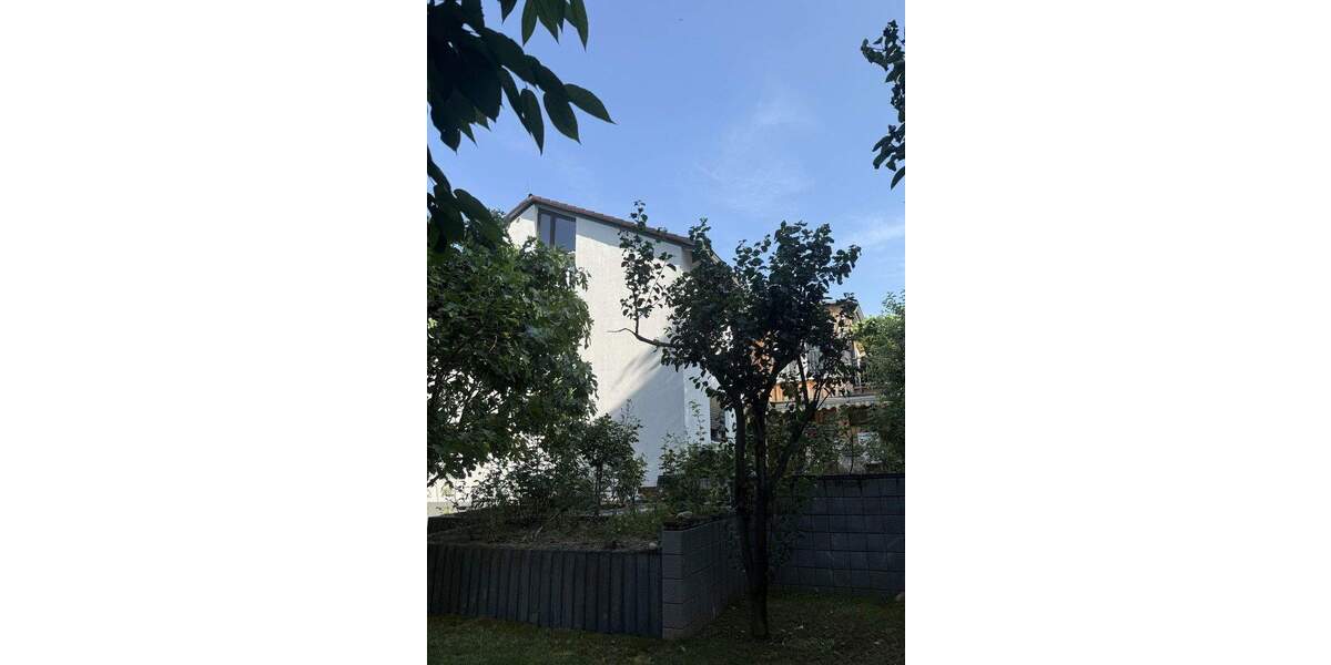 Freistehendes, vielseitig nutzbares Zweifamilienhaus mit großem Garten 9 zimmer