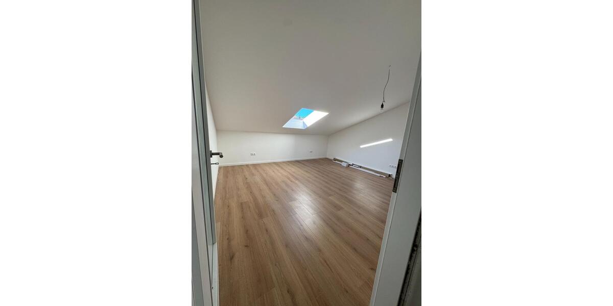 3-Zimmer-Dachgeschosswohnung mit großem Balkon (Neubau) 3 zimmer