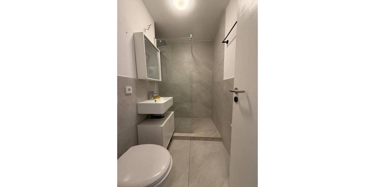 Etagenwohnung Wiesbaden Biebrich - 2 Zimmer, 65 m&sup2;, 1.450&euro; | Angebot:26388940