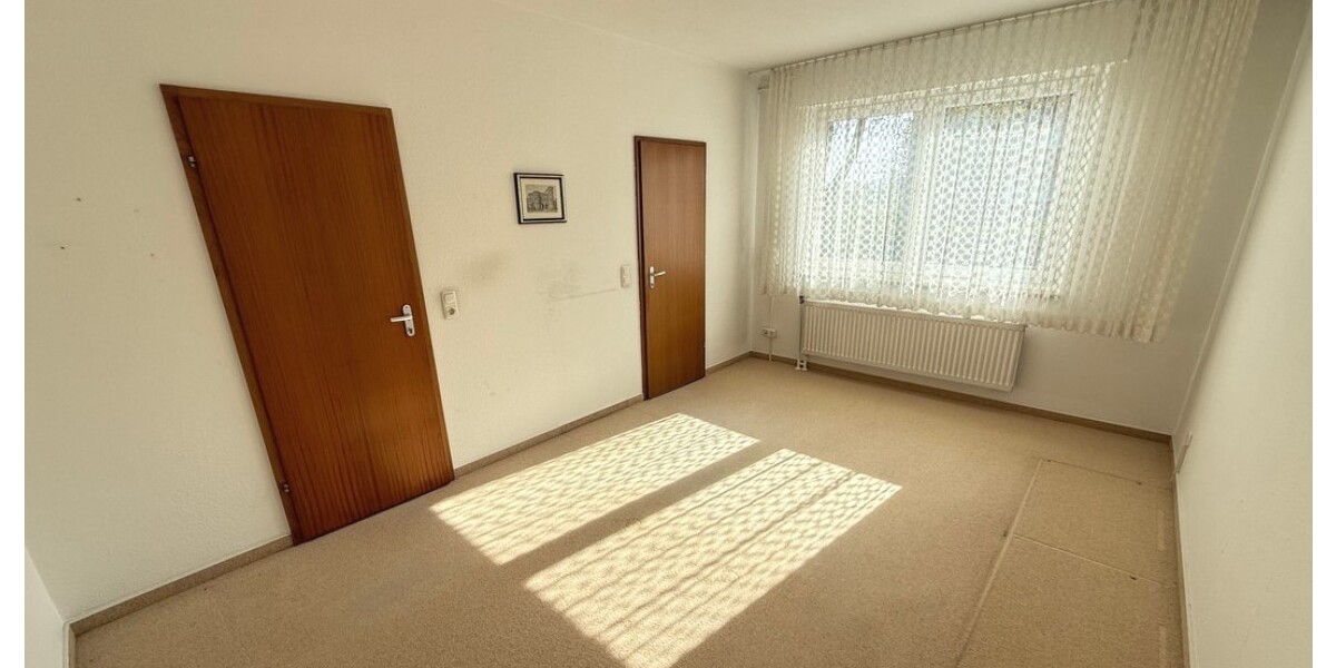 Schwalbach: Ruhig wohnen am Grüngürtel – Bungalow mit großem Garten und vielseitigem Raumangebot - Bungalow Schwalbach | Angebot:26534677