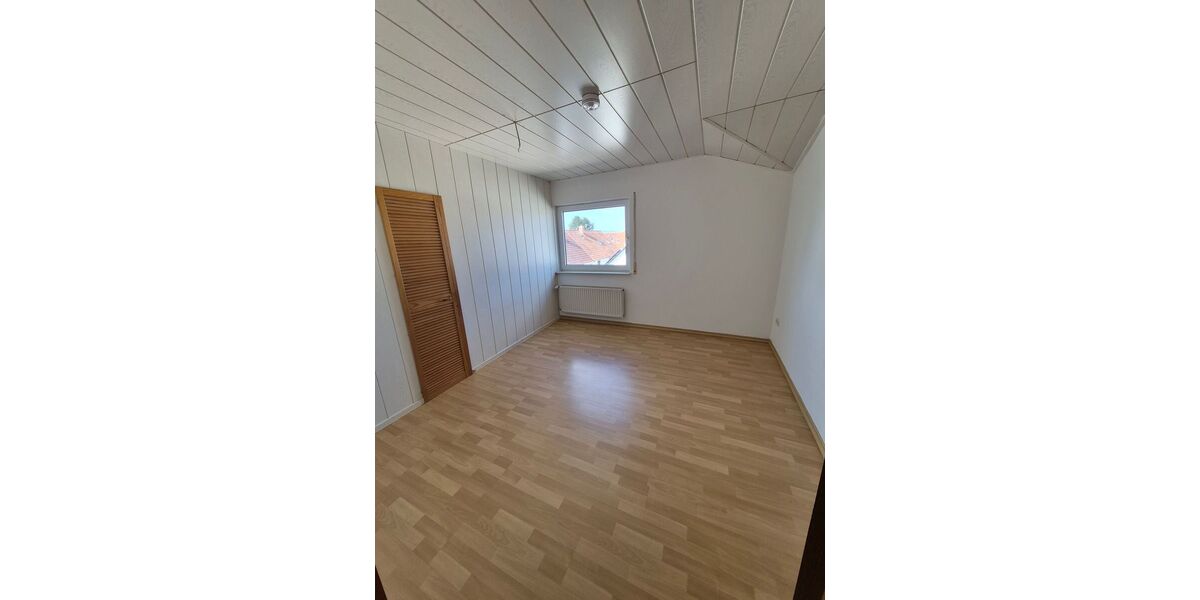 Großzügige 2-Zimmer-Dachgeschosswohnung m. Winterbalkon, Stellplatz u. beghbr. Kleiderschrank - Appartement Mörfelden-Walldorf Walldorf | Angebot:26966642