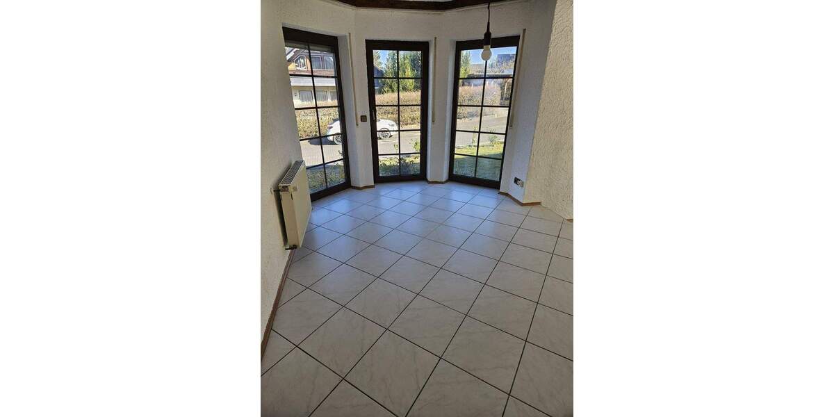 Hauptwohnung in Zweifamilienhaus mit Garage und Werkstattraum 4 zimmer