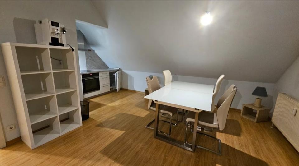 Dachgeschoßwohnung Wiesbaden Biebrich - 2.5 Zimmer, 80 m&sup2;, 1.400&euro; | Angebot:25365786