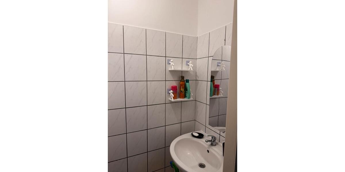 Schöne große 4 Zimmer Wohung 1 zimmer