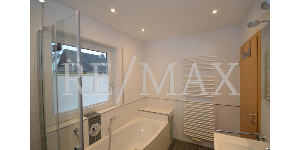 Geräumiges Einfamilienhaus mit Einbauküche und Garten in Wörsdorf- Haustiere willkommen 8 zimmer