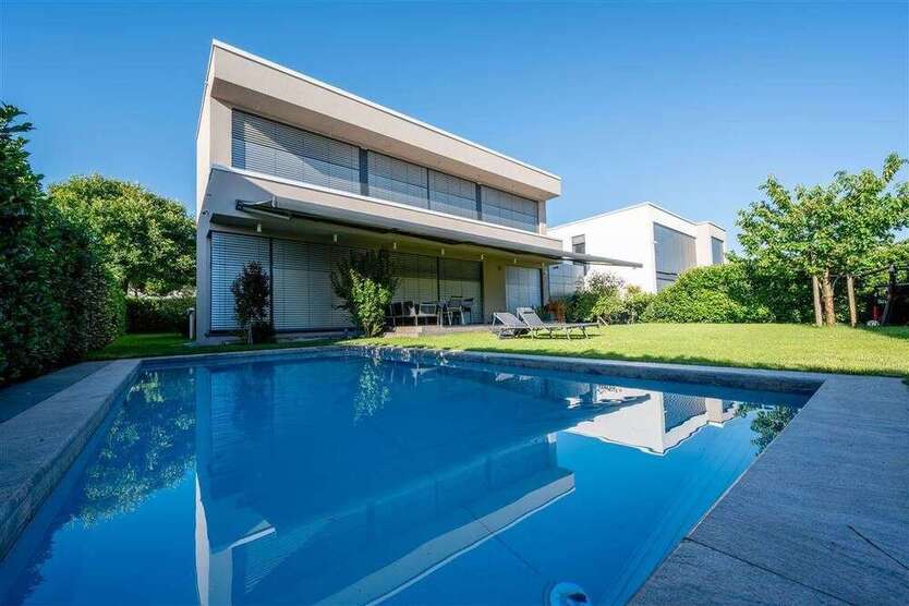 Haus zum Mieten in Frankfurt 10.000 € 284 m²