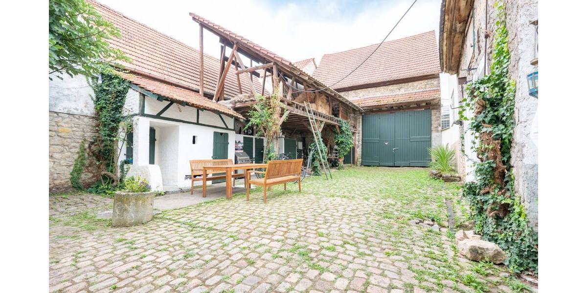 Denkmalgeschützes Hofanwesen - derzeit in sechs Einheiten aufgeteilt - mit vielen Optionen 8 zimmer