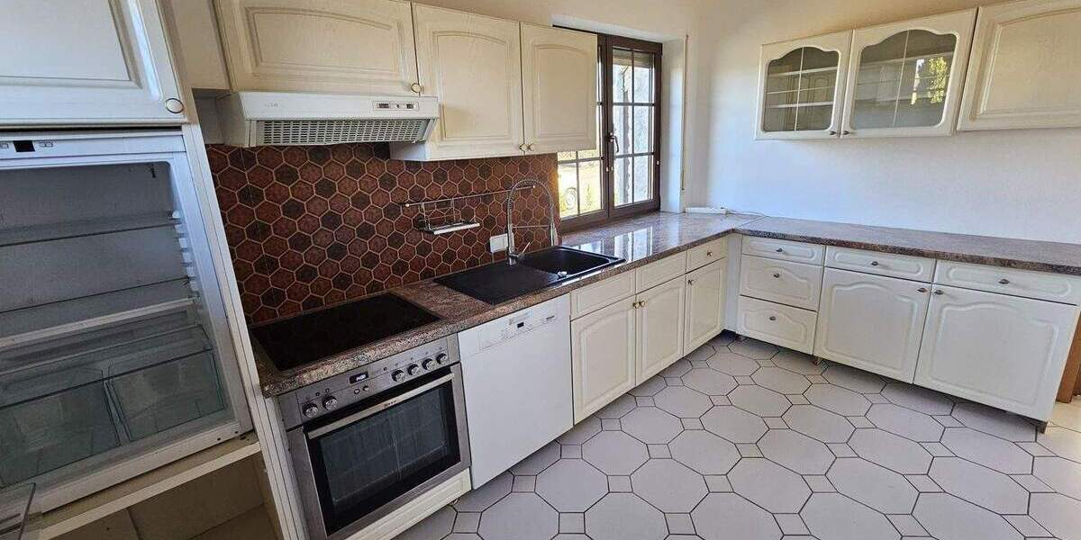 Hauptwohnung in Zweifamilienhaus mit Garage und Werkstattraum 4 zimmer