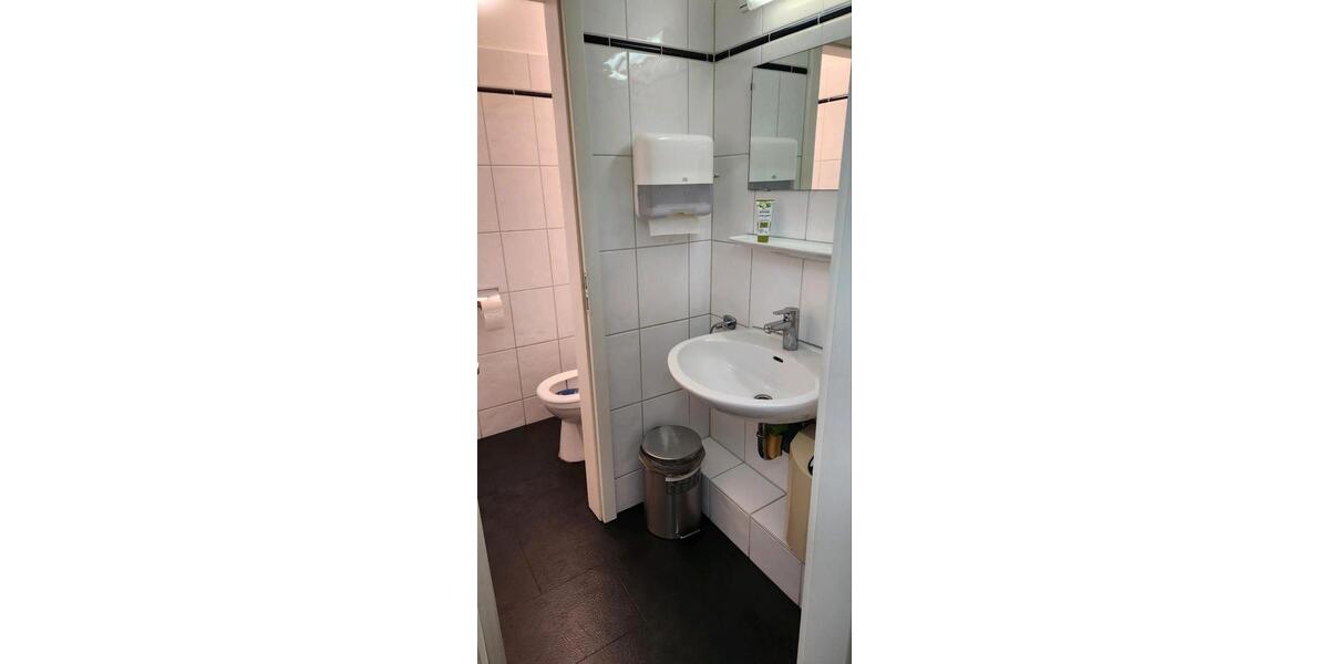 Nachmieter für Komplett eingerichtetes Beauty- & Friseurstudio – sofort starten zimmer