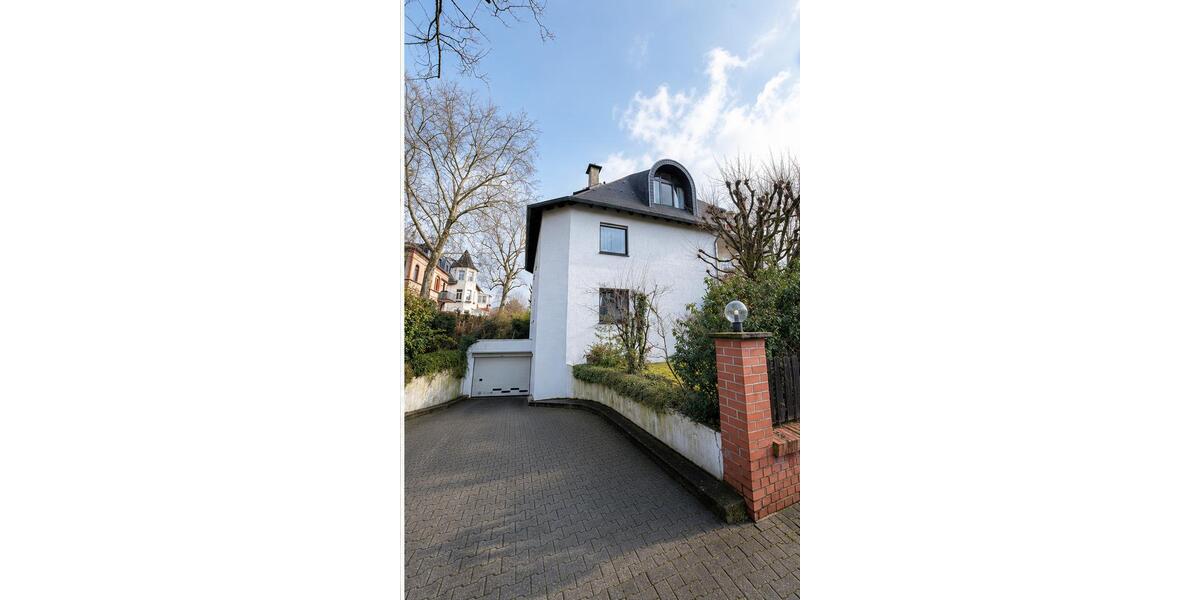 Dachgeschoßwohnung Wiesbaden Biebrich - 2 Zimmer, 90 m&sup2;, 1.315&euro; | Angebot:26662447