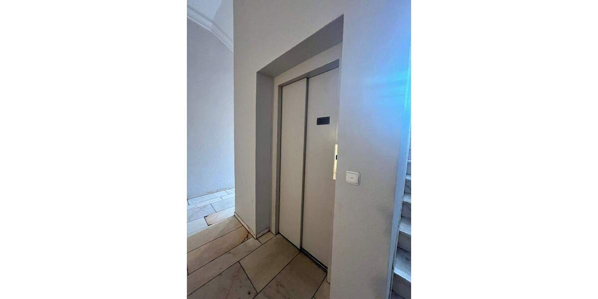 Etagenwohnung Wiesbaden Mitte - 2 Zimmer, 100 m&sup2;, 1.200&euro; | Angebot:25778336