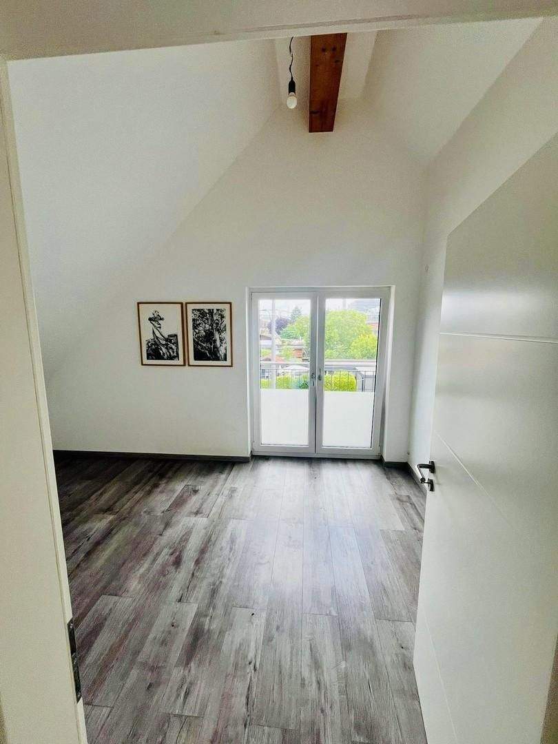 Geräumige Familienwohnung mit Balkon in Frankfurt am Main 7 zimmer