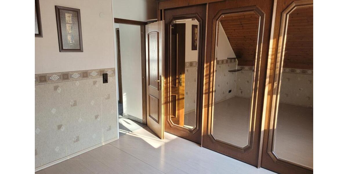 Dachgeschoßwohnung Wiesbaden Mainz-Kostheim - 4 Zimmer, 115 m&sup2;, 1.250&euro; | Angebot:25715262