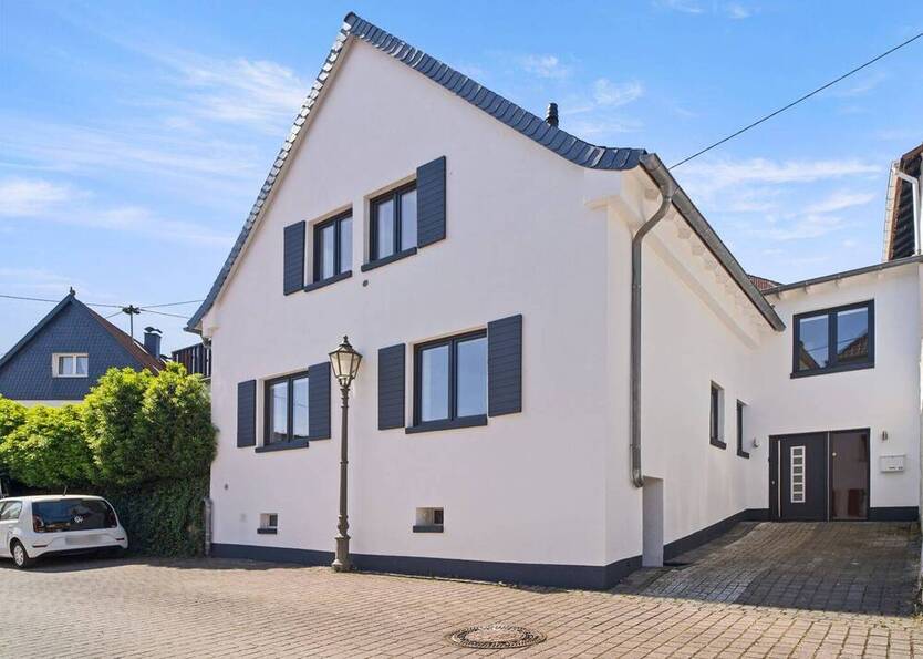 Exklusiv wohnen: Modern saniertes Einfamilienhaus mit Garten & Dachterrasse