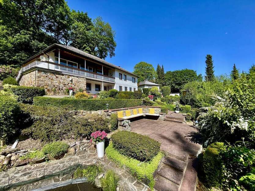 Haus zum Kaufen in Schlangenbad 1.750.000 € 319 m²