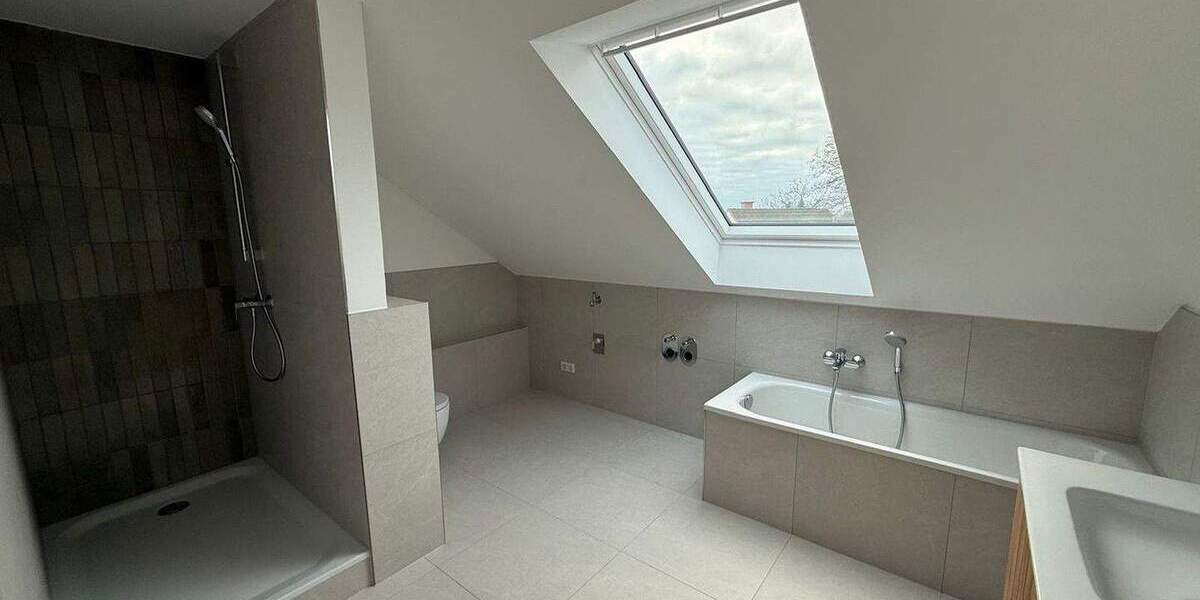 Altbau trifft Moderne - Lichtdurchflutete, klimatisierte Dachgeschosswohnung in kernsaniertem Altbau 3 zimmer