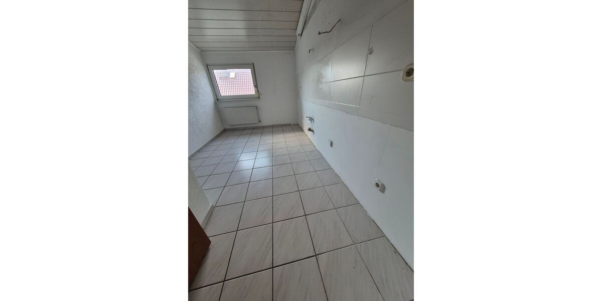 Großzügige 2-Zimmer-Dachgeschosswohnung m. Winterbalkon, Stellplatz u. beghbr. Kleiderschrank - Appartement Mörfelden-Walldorf Walldorf | Angebot:26966642