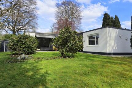 FURNISHED BUNGALOW! Modernized house with a beautiful garden right next to the park