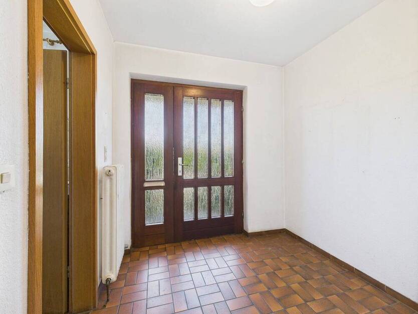 Sanierungsbedürftiges 5-Zimmer-Familiendomizil in Feldrandlage mit großem Garten