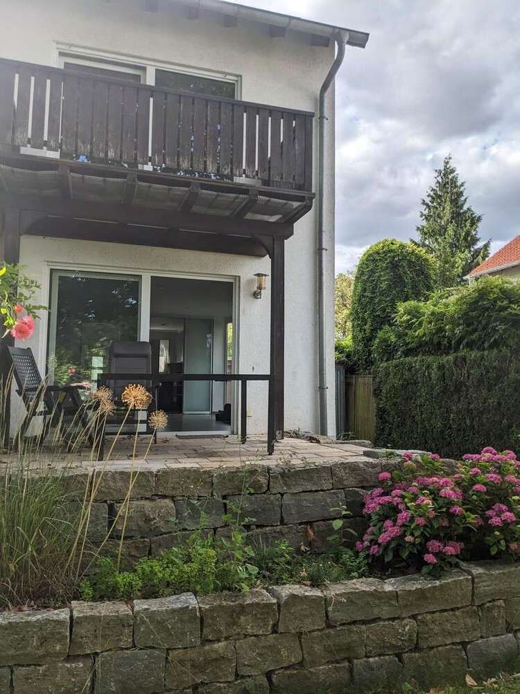 Haus zum Mieten in Frankfurt am Main OT Nieder-Erlenbach 2.200 € 145 m²