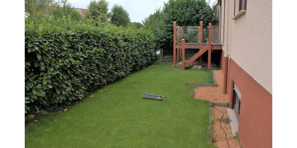 DHH auf 2 Etagen mit Vorgarten und Keller. 4 zimmer