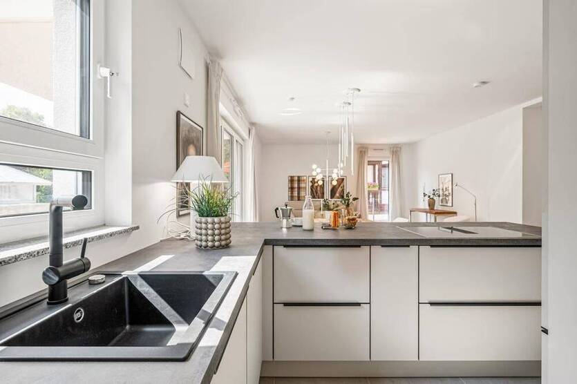 3 Zimmer-Wohnung mit eigenem Garten, Einbauküche und Tiefgaragenstellplatz