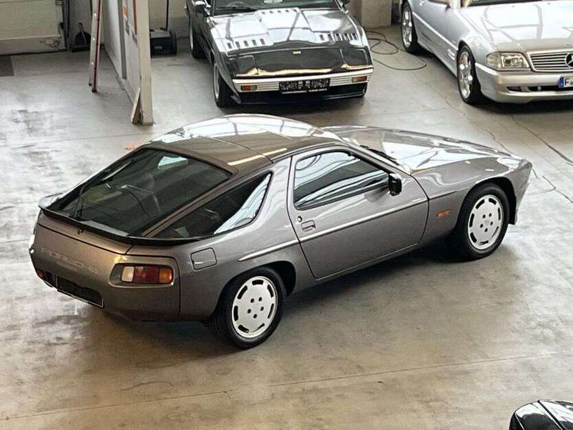 928