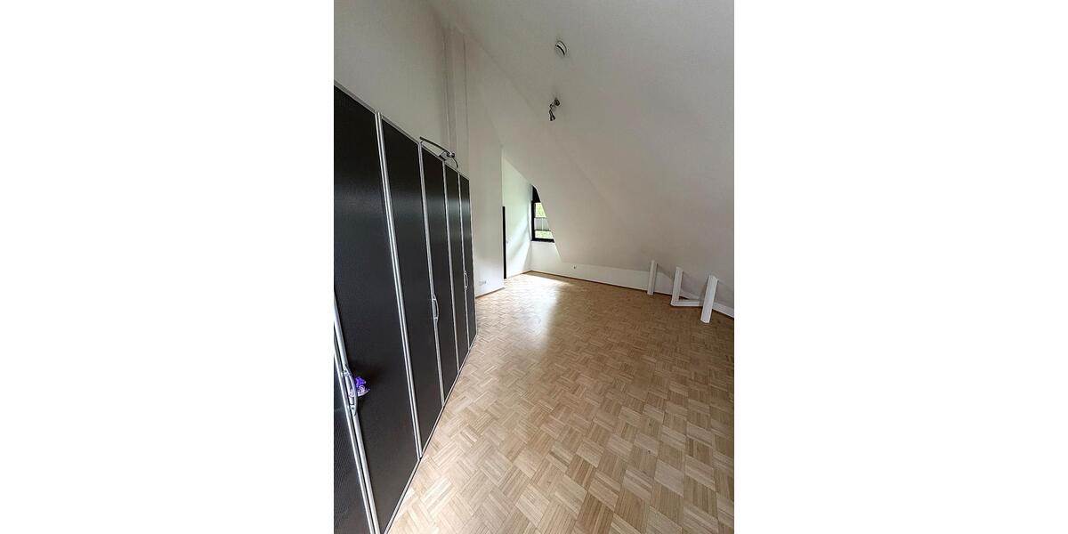 Dachgeschoßwohnung Wiesbaden Biebrich - 2 Zimmer, 90 m&sup2;, 1.315&euro; | Angebot:26662447
