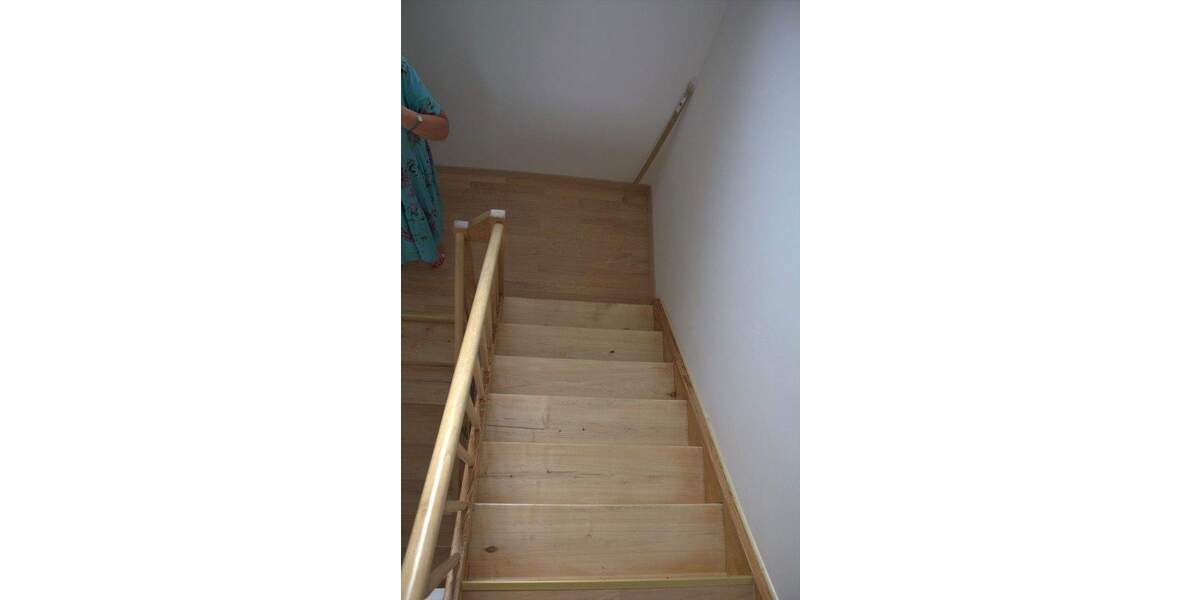 DHH auf 2 Etagen mit Vorgarten und Keller. 4 zimmer