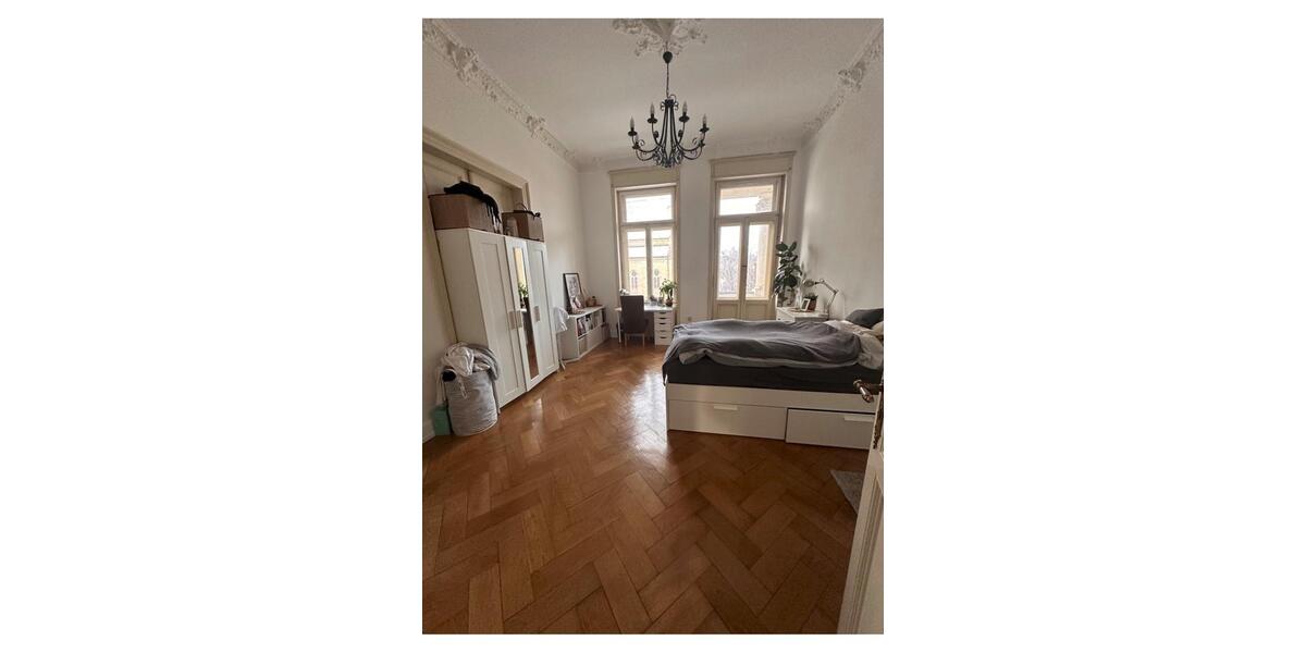 Historische Altbauwohnung mit Balkon und Parkplatzoption 5 zimmer