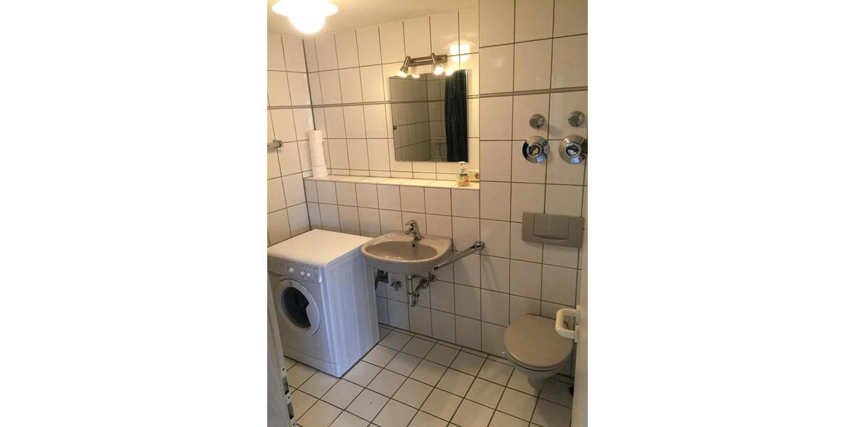 Helle 2-Zimmer-Wohnung mit Einbauküche in zentraler Lage von Bad zimmer