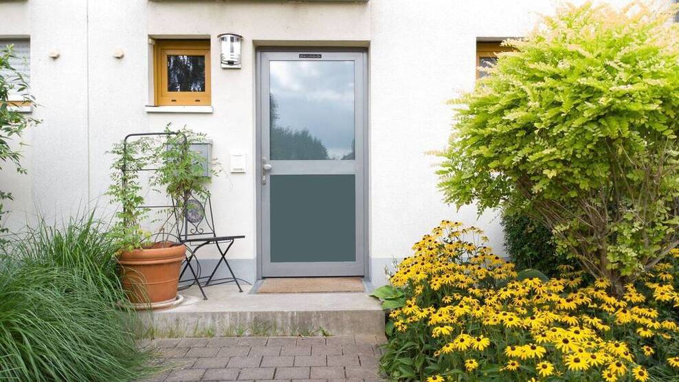 KfW-60 Reihenmittelhaus am Feldrand, mit Blick zum Taunus