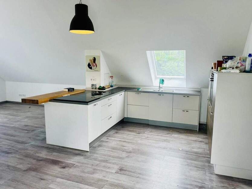 Geräumige Familienwohnung mit Balkon in Frankfurt am Main 7 zimmer