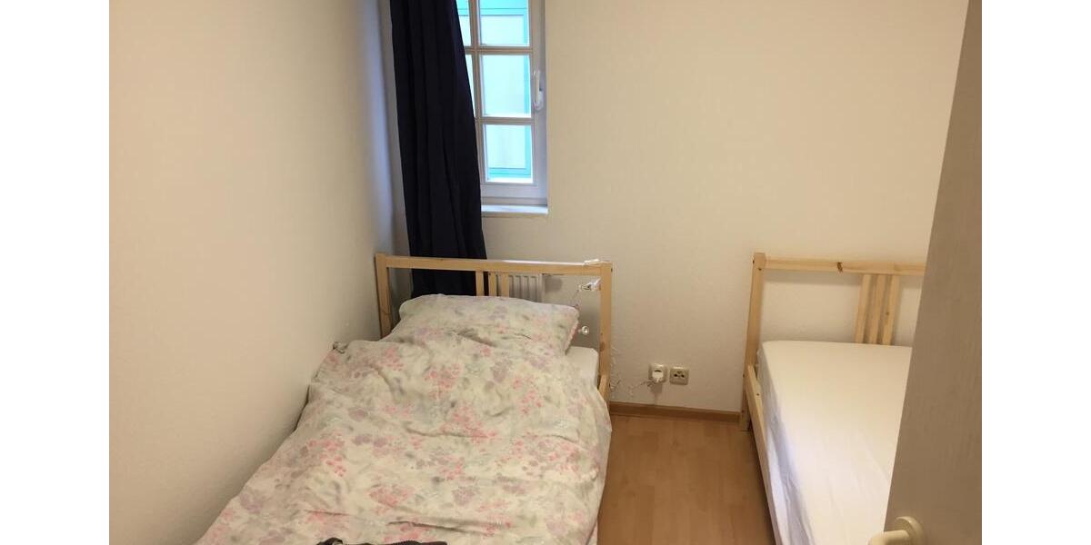 Helle 2-Zimmer-Wohnung mit Einbauküche in zentraler Lage von Bad zimmer