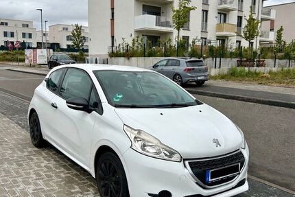 Peugeot 208 133.000 km 3.000 &euro; Wiesbaden 65191