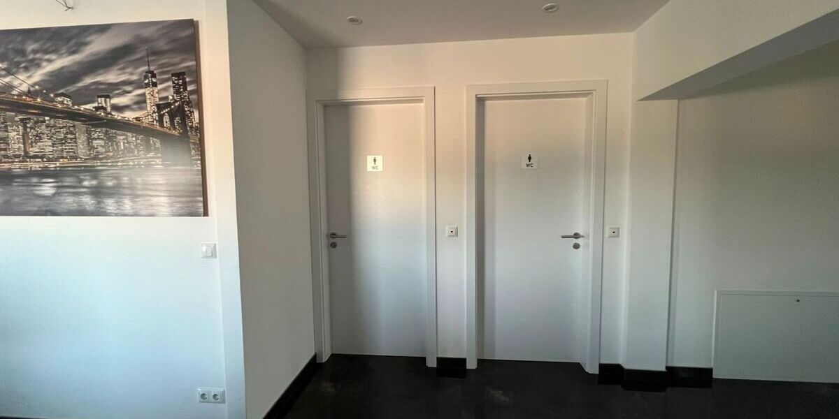 Gewerbeanwesen mit Bürogebäude, Werkstatt und großer befestigter Freifläche - Gewerbeobjekt Bischofsheim | Angebot:27298679