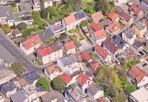 Frankfurt-Seckbach: Komfortables Mehrfamilienhaus mit charmantem Hofhaus - großzügiger Ausbau möglich