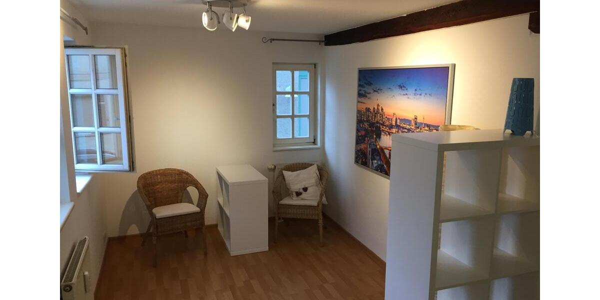 Helle 2-Zimmer-Wohnung mit Einbauküche in zentraler Lage von Bad zimmer