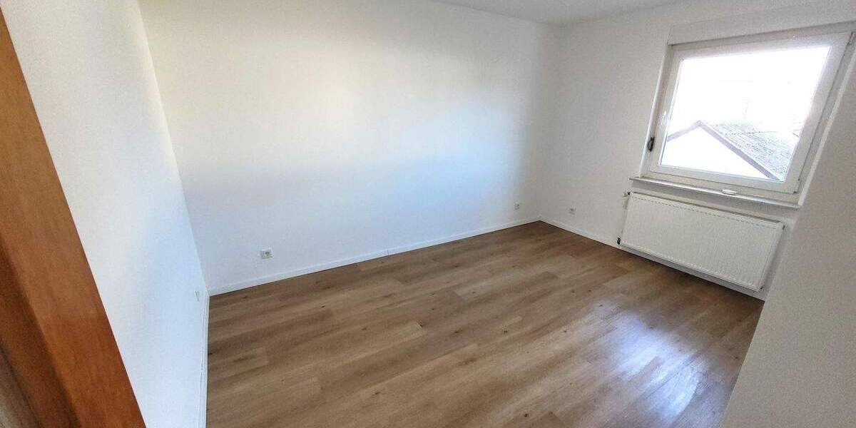 Etagenwohnung Rüsselsheim - 7 Zimmer, 120 m&sup2;, 2.600&euro; | Angebot:25998817