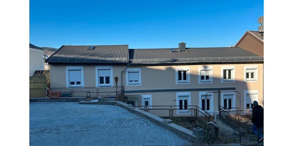 Kernsaniertes Haus mit 140 m² und 2 Stellplätzen zu vermieten 6 zimmer
