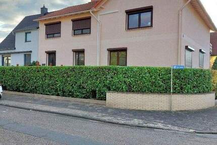 DHH auf 2 Etagen mit Vorgarten und Keller. 4 zimmer