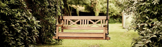 Kurpark Wiesbaden mit Teichen und Blumen