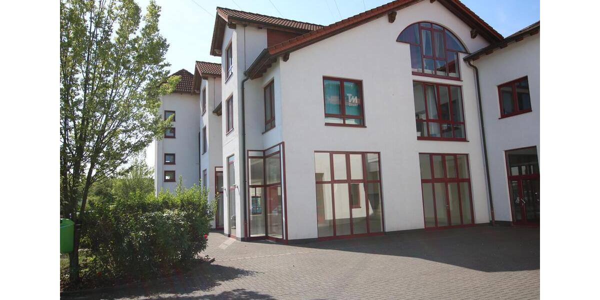 Helle und großzügige Büroräume im Erdgeschoss in zentraler Lage zu vermieten zimmer