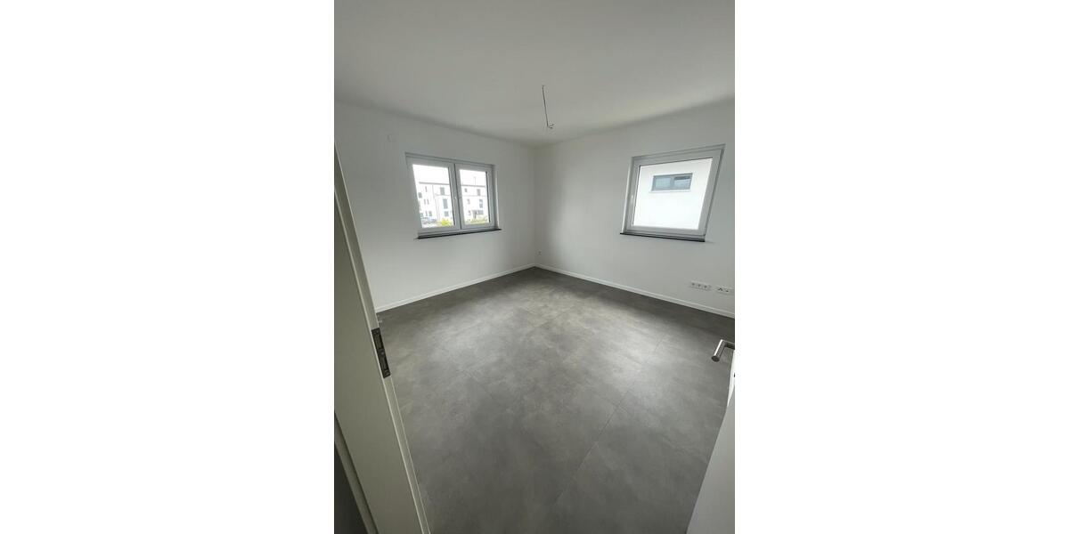 Doppelhaushälfte Rüsselsheim am Main - 6 Zimmer, 174 m&sup2;, 2.500&euro; | Angebot:24862391